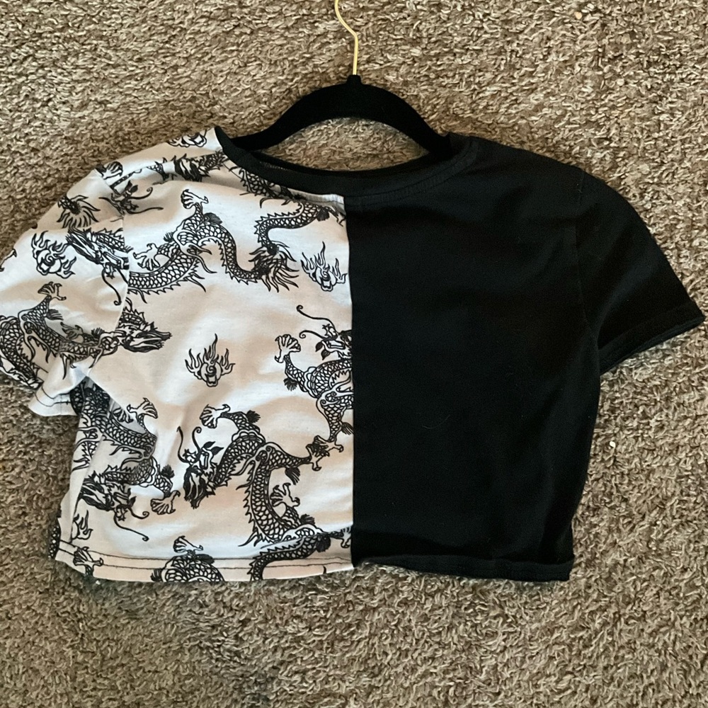 Black and white with dragons on them. It is from shein 💕.